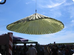 Schattenspendender Fallschirm über dem Gelände