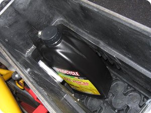 1-Liter-Gebinde im »Koffer« (Munitionskiste)