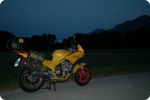 Yamaha XJ 600 S beim Einbruch der Nacht