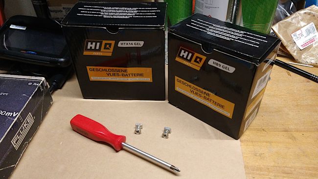 Zwei vorgeladene Batterien der Marke Hi-Q