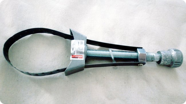 Zum Lösen des Ölfilters angeschafft: Bandschlüssel
