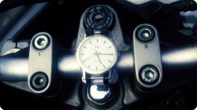Die mittig auf dem Lenker montierte Uhr