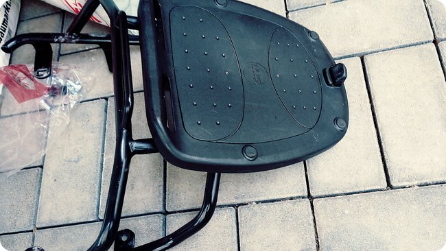 Die Gepäckbrücke mit Givi-Adapterplatte