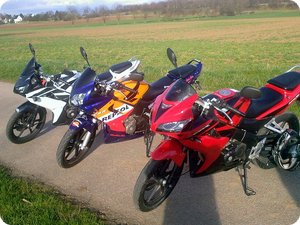 Drei CBR auf einem Parkplatz während einer Ausfahrt