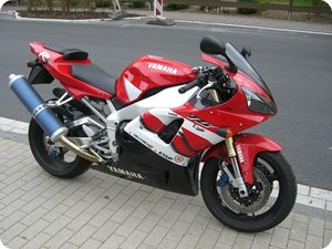 Yamaha R1 mit zusätzlichen Werbeaufklebern. »Giussani« und »EAST« passen nicht ins Gesamtbild