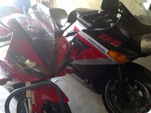 Yamaha R1 (2000) und Kawasaki ZX10 (1990)