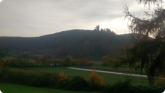 Kein Moped im Bild, dafür der Blick auf die Burgruine Neideck (Fränkische Schweiz-Veldensteiner Forst)