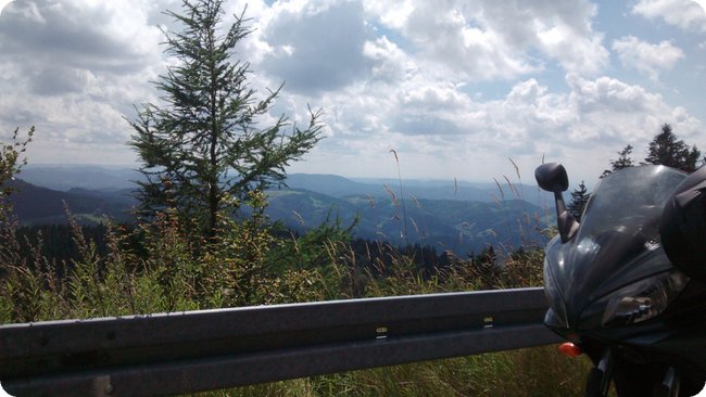 Auf der Schwarzwaldhochstraße. Rechts unübersehbar: Die markante Fazer-Front