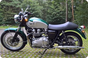 Triumph Bonneville mit M-Blaze Pin