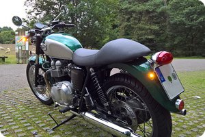 Triumph Bonneville mit M-Blaze Pin