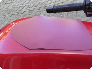 Tank mit roter Magnetfolie