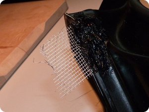 Das überstehende Gitter kann abgeschnitten werden