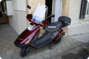 Mit »fachmännisch« reparierter Sitzbank und Topcase