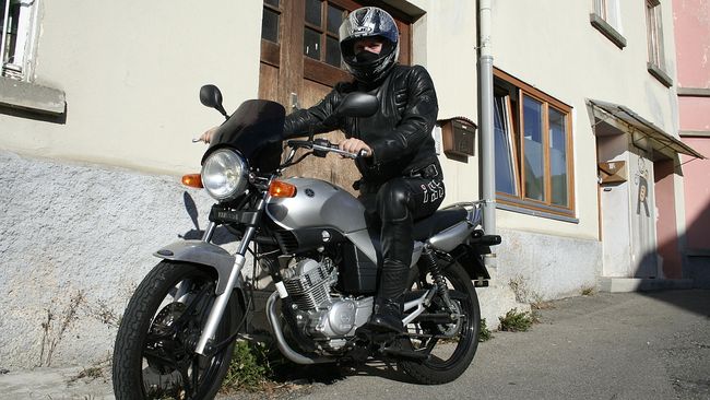 Oktober 2009: Meine Wenigkeit auf einer Yamaha YBR 125