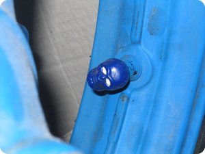 Neckisches Detail: Blauer Totenkopf als Ventilkäppchen