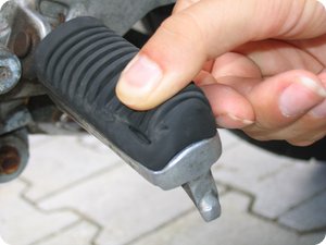Nach 16 Jahren »durch«: Gummi an der Fußraste
