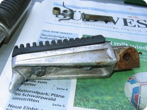 Vom Rost versiffte Fußraste (linke Seite)