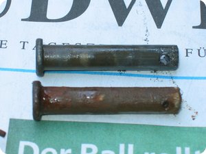 Die Bolzen der originalen Fußrasten der XJ 600
