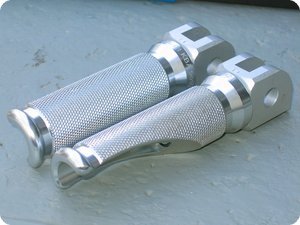 Leicht gedreht aufgesetzte Fußrastengehäuse