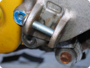 Die Schraube ist bündig mit der Halterung