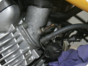 Abgezogener Unterdruckschlauch zum Benzinhahn