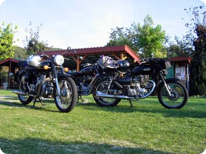 Dreimal Enfield in schwarz