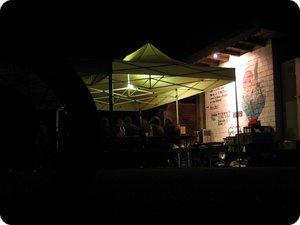Gemütliches Beisammensein nach Sonnenuntergang