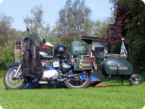 Enfield Diesel mit praktischem Anhänger