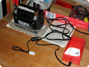Mit Krokodilklemmen angeschlossenes Ladegerät