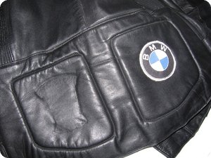 BMW-Patch auf einer Lederjacke