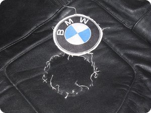 Beim Abtrennen des BMW-Patch von der Lederjacke