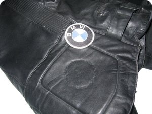 Löcher der Nadelstiche und verformtes Leder