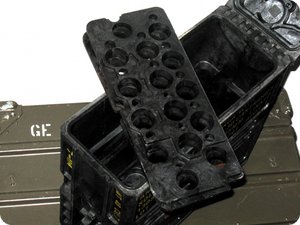 Herausgenommene Unterlage der Munitionskiste