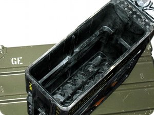 Munitionskiste mit entnommener Unterlage