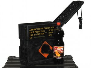 PET-Flasche neben Munitionskiste (1,5 Liter)