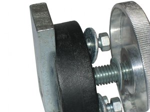 Der Riegel rastet in der Aussparung ein