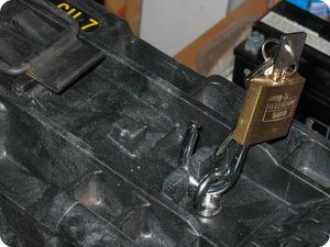 Das Vorhängeschloss bleibt an der Öse zurück