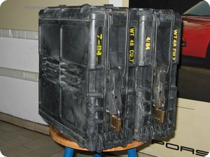Beide Munitionskisten mit Vorhängeschlössern