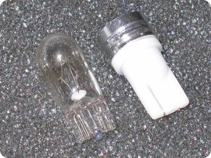 Klassisches Leuchtmittel und LED nebeneinander