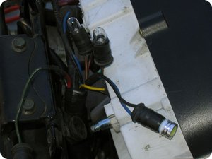 Klassisches Leuchtmittel und LED im Sockel