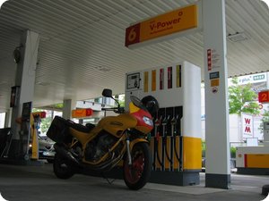 Die gelb-rote XJ 600 S bei Shell