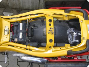 Blick unter die Sitzbank einer XJ 600 S/N