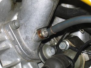 Die mit Hammer und Meißel gelöste Schraube