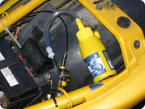 Die Flasche dient dabei als Pumpe