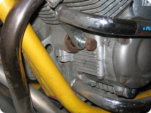 Eine der beiden Schrauben der Motorhalterung