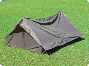 Provisorisch aufgebautes Zelt