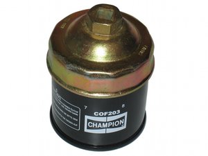 Ölfilterschlüssel auf Ölfilter von Champion
