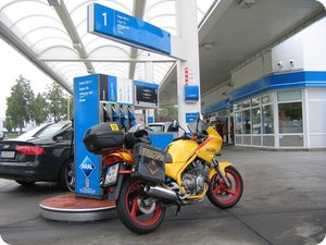 An der Aral Tankstelle in Lindau