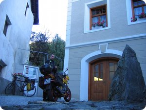 Mit der XJ 600 S vor der Jugendherberge