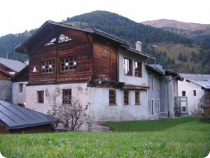 Rückansicht der Jugendherberge in Val Müstair